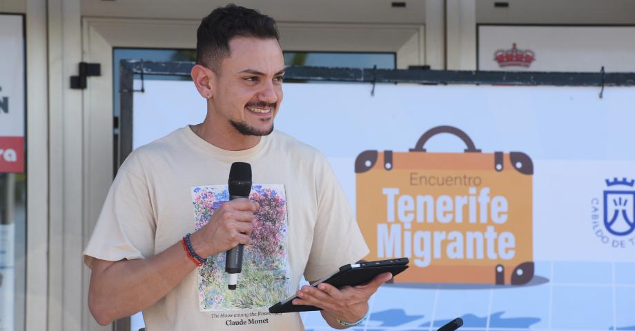 Una exposición itinerante relata las historias de personas migrantes que viven en Tenerife