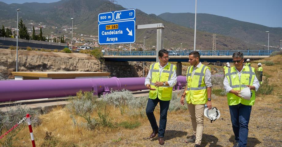 Pedro Martín visita las obras de reparación de la mayor conducción de agua de regadío de Tenerife 