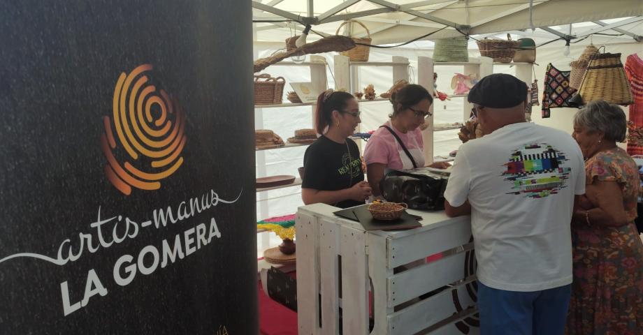 La Gomera congrega a cientos de visitantes en una jornada dedicada a la artesanía de la isla