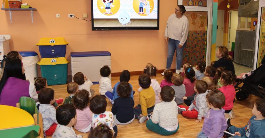 La Escuela Infantil La Bombillita Feliz estrena pizarras digitales