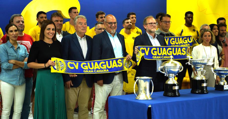 El Club Voleibol Guaguas brinda sus cuatro t&iacute;tulos a los empleados de Guaguas Municipales