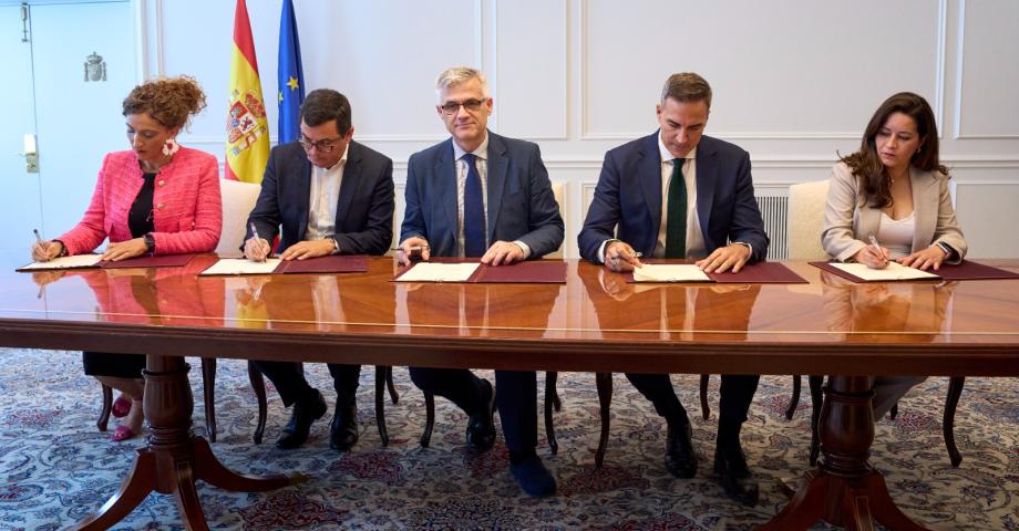 Santa Cruz firma en Madrid la rehabilitaci&oacute;n de 432 viviendas en A&ntilde;aza y Los Gladiolos