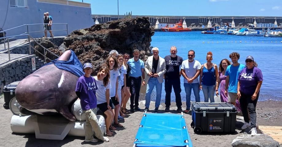 Loro Parque Fundaci&oacute;n entrega al Cabildo de El Hierro un pont&oacute;n para el rescate de cet&aacute;ceos