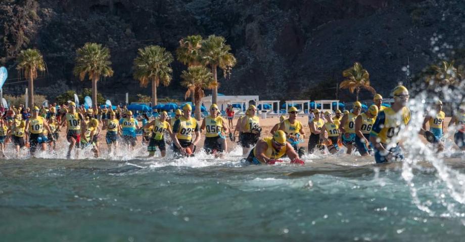 &Eacute;xito de organizaci&oacute;n y convocatoria de la Tenerife Swimrun en la playa de las Teresitas