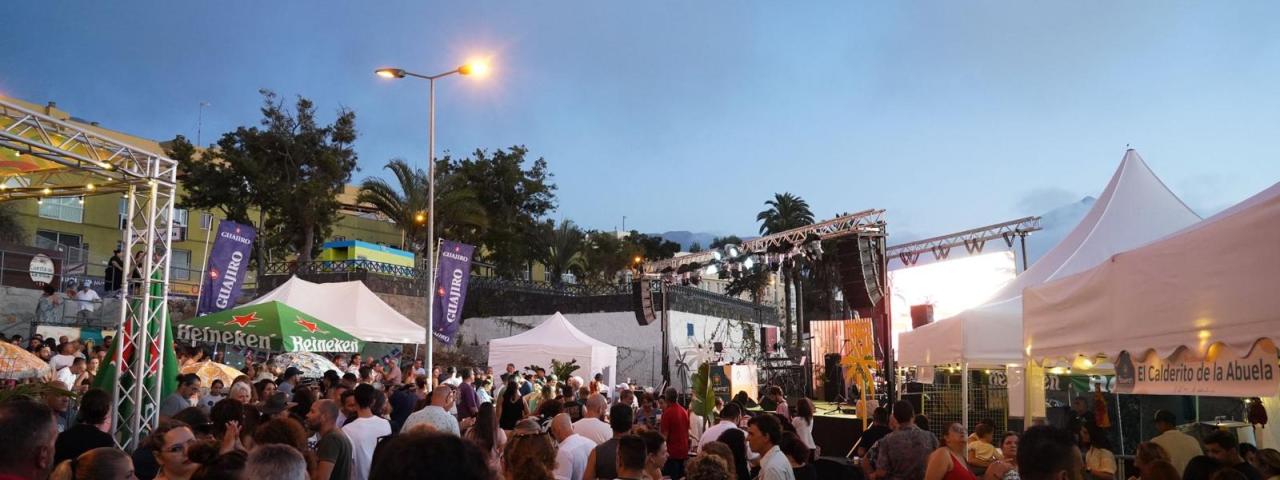 M&aacute;s de 2.000 personas asisten a la primera edici&oacute;n del &lsquo;Palmera&rsquo;s Beer & Gastro Music Festival&rsquo;