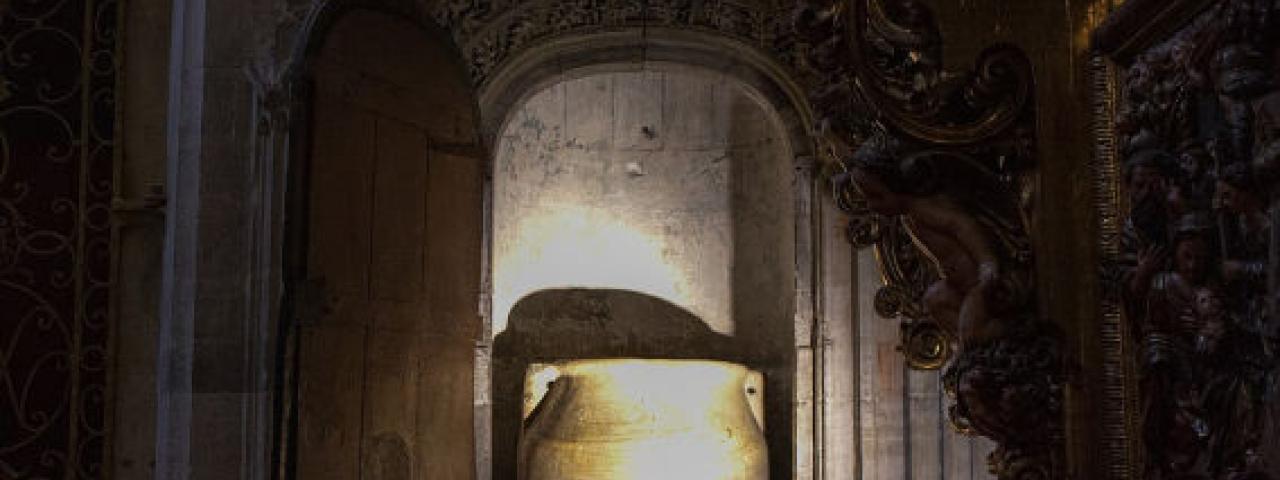 Una de las Hidrias de las Bodas de Can&aacute; en la Catedral de Oviedo