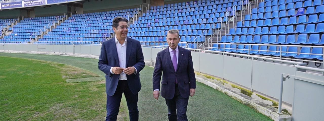 Pedro Mart&iacute;n reclama a Rosa D&aacute;vila que no amenace con retirar el apoyo al Club Deportivo Tenerife y compre las acciones a Garrido