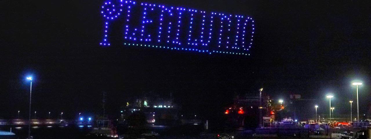 M&aacute;s de 220 drones iluminan el cielo de Santa Cruz para inaugurar Plenilunio 2024