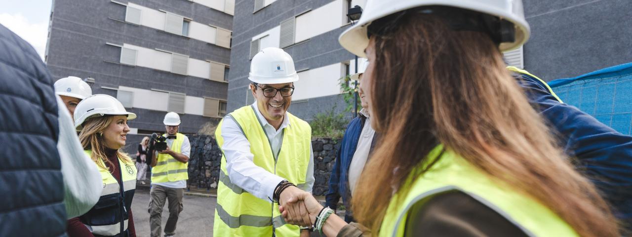 Pablo Rodr&iacute;guez comprueba el avance en las obras de 65 viviendas p&uacute;blicas en La Orotava