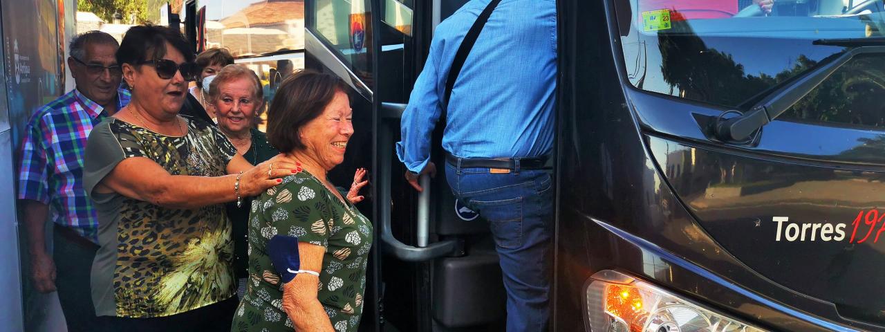 En las dos primeras horas de inscripci&oacute;n un centenar de mayores de Antigua se apuntan al viaje a Galicia