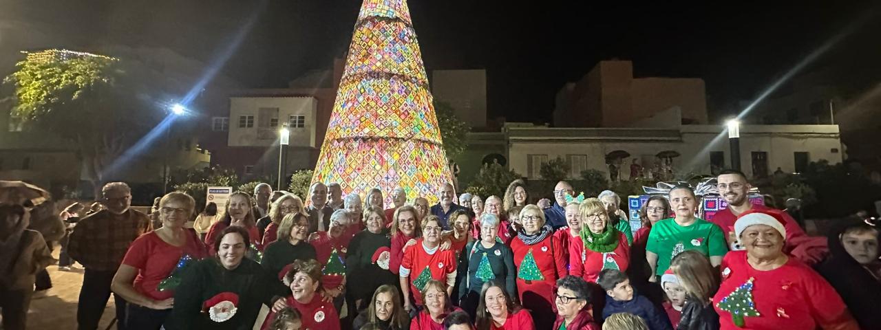 Cerca de 5.000 rosetas forman el precioso &Aacute;rbol de Navidad de Ganchillo inaugurado este s&aacute;bado en la Plaza de La Atalaya