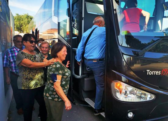 En las dos primeras horas de inscripción un centenar de mayores de Antigua se apuntan al viaje a Galicia