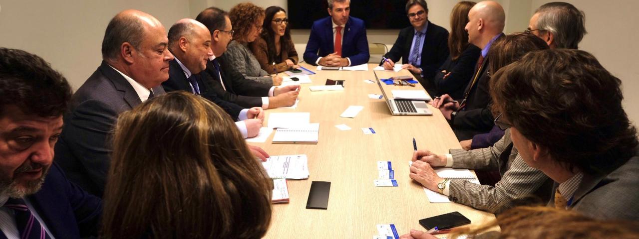 Manuel Dom&iacute;nguez negocia en Bruselas una modificaci&oacute;n de los recargos a los fletes del transporte mar&iacute;timo en Canarias