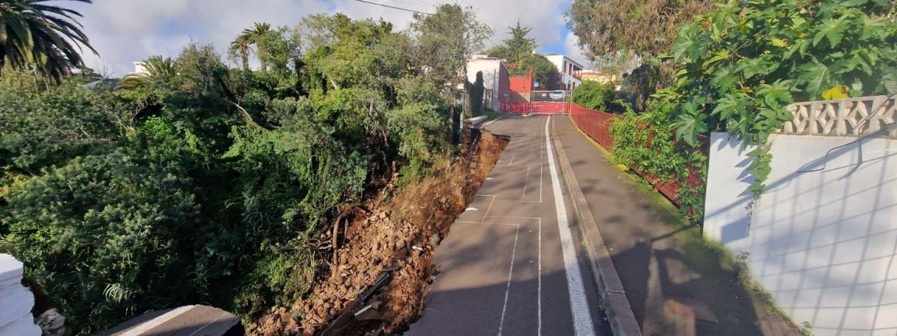 Operarios de Teidagua y Ferroser trabajan en la recuperaci&oacute;n de los servicios afectados por el derrumbe del puente