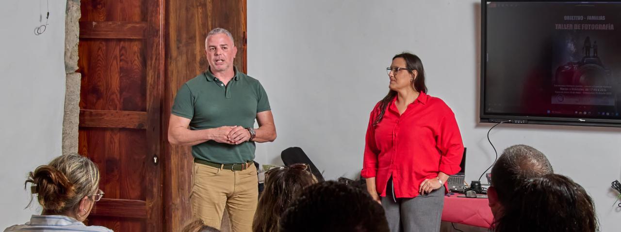 Tacoronte inaugura un nuevo taller de fotograf&iacute;a en familia