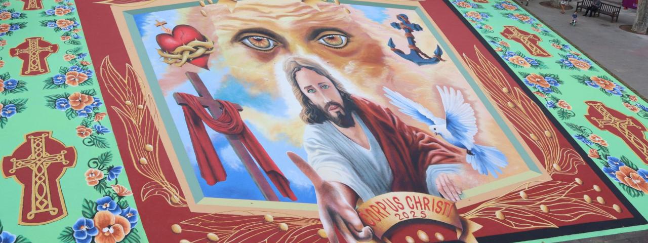 M&aacute;s de un centenar de alfombras engalanan el Corpus Christi tacorontero