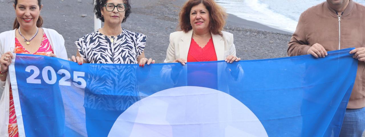 La playa de La Arena en Mesa del Mar ya luce la Bandera Azul 2025