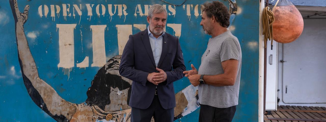 Clavijo advierte en una visita al &lsquo;Open Arms&rsquo; que "no se puede responder a la migraci&oacute;n desde los despachos