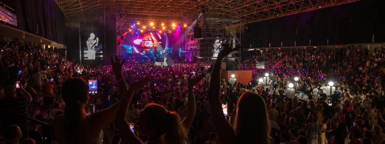 Ke Personajes congrega a 4.000 personas en el Polideportivo Municipal de Tazacorte con un espect&aacute;culo de cumbia inigualable