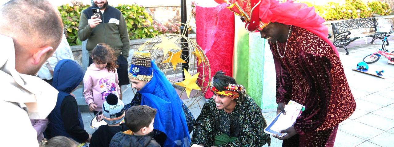 Los Pajes de Sus Majestades de Oriente llenan de ilusi&oacute;n los barrios de Gu&iacute;a en la primera jornada de su Paseo Real
