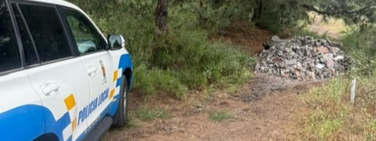 La Polic&iacute;a Local de El Paso investiga varios vertidos ilegales de escombros en zona de monte protegido