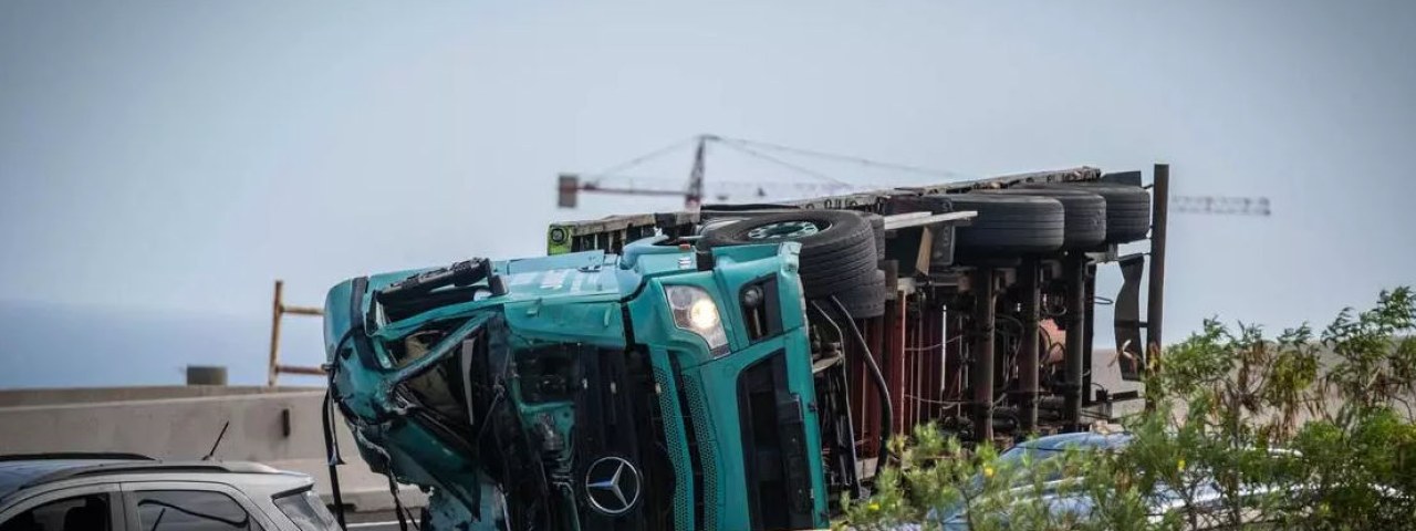 Un fallecido, un herido grave y otro moderado en el vuelco de un camión en Tenerife
