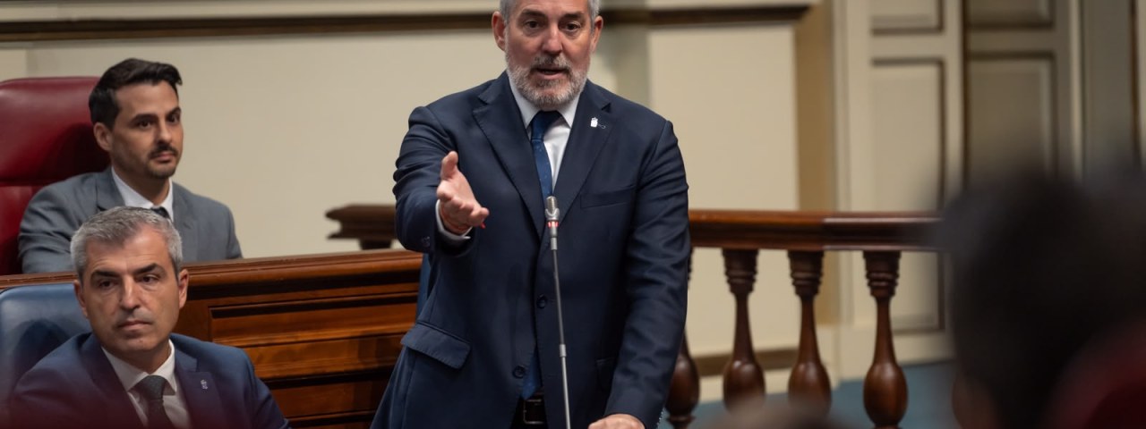 Clavijo insta al Estado a aprobar el cambio legislativo “que ya tiene sobre la mesa” para limitar la compra de vivienda por foráneos