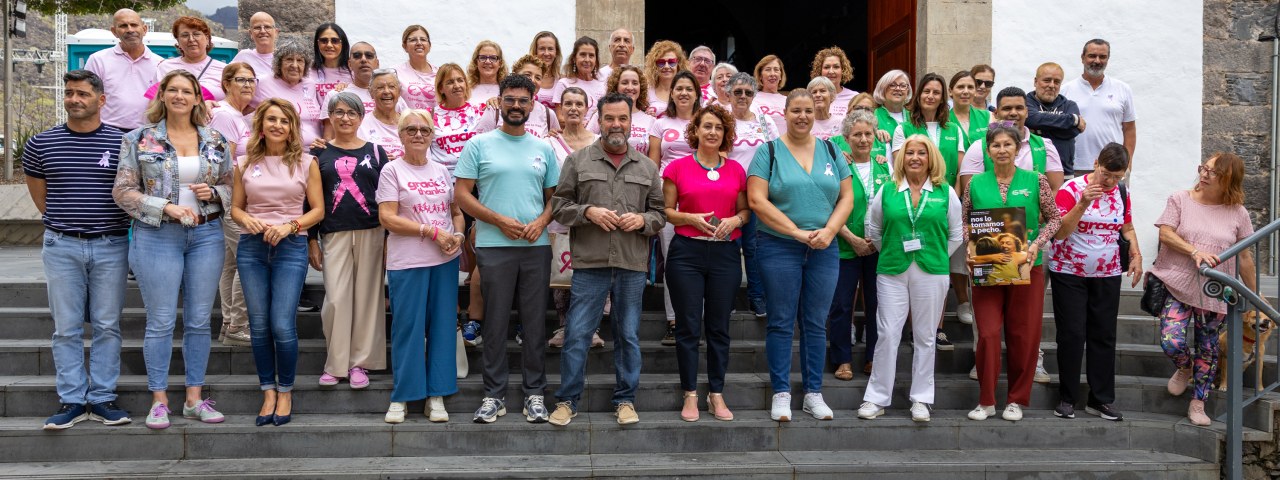 Adeje se ilumina de rosa un año más para visibilizar la lucha contra el cáncer de mama