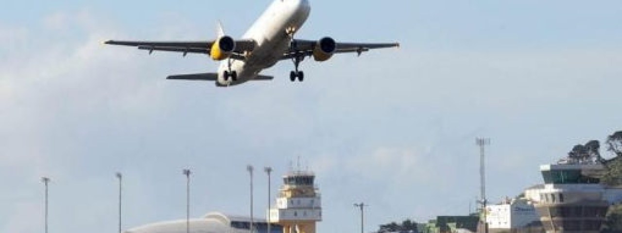 Un avión de Vueling aterriza con un problema técnico en el tren de aterrizaje en el aeropuerto de Los Rodeos