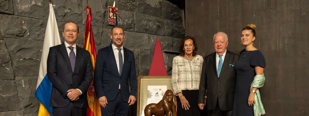 Loro Parque rinde homenaje a Thomas Arndt, el ornitólogo que enseñó al mundo a conocer los loros, con el Premio Gorila