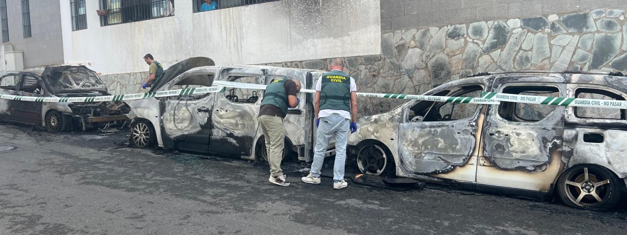 El incendio de cuatro vehículos en Guía obliga al cierre temporal del Edificio de Usos Polivalentes de San Roque