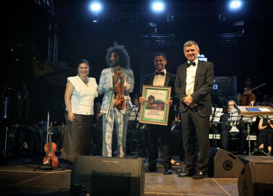 "A Orillas del Mar firma una noche para el recuerdo con Ara Malikian y la Banda Las Candelas